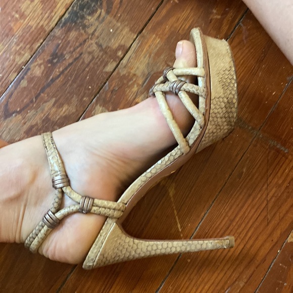 Ellie Tahari Python print nude and tan platform strappy sandal heels - Picture 8 of 10